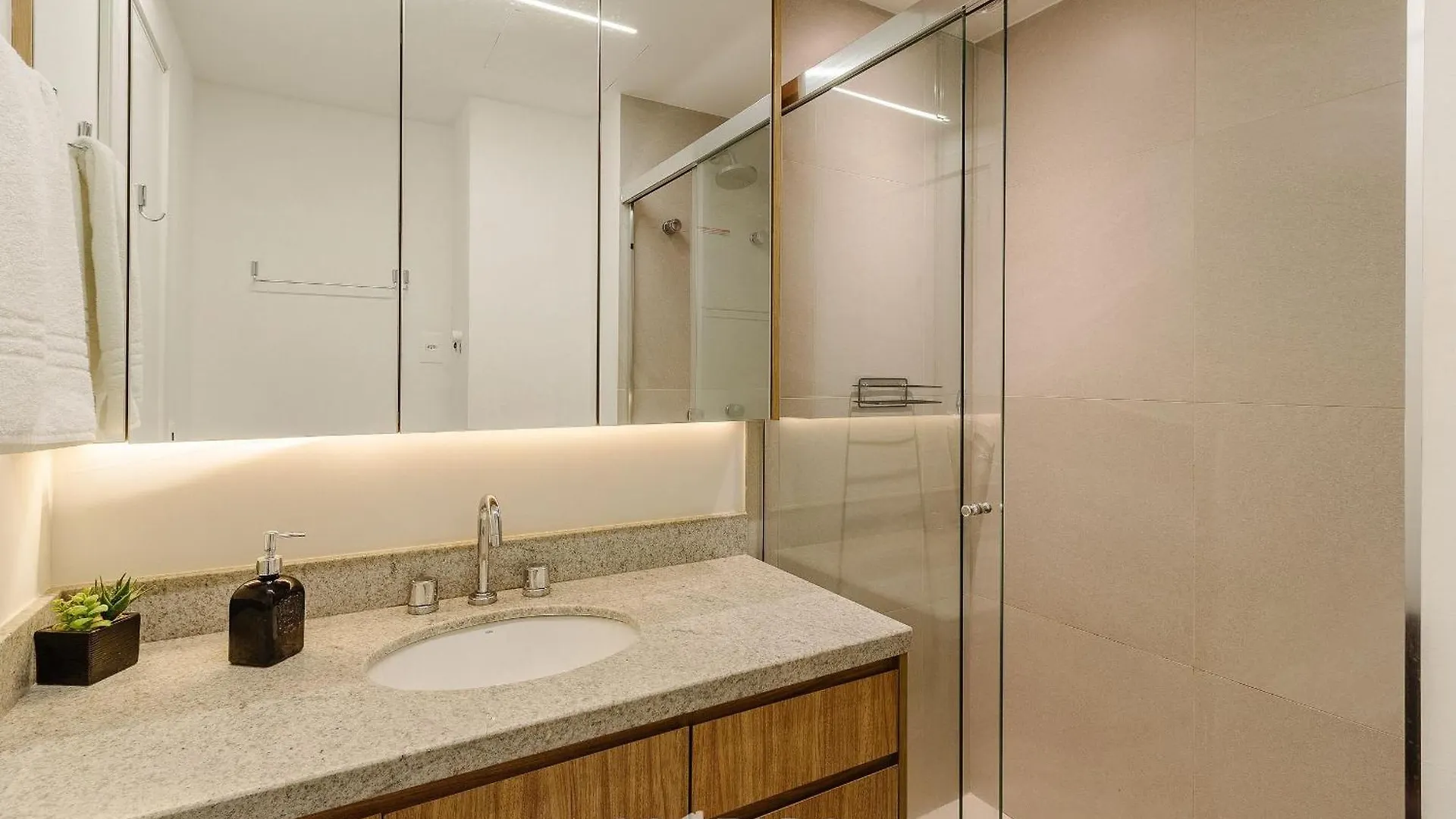 Estudio Em Predio Com Piscina Em Porto Alegre - Jre